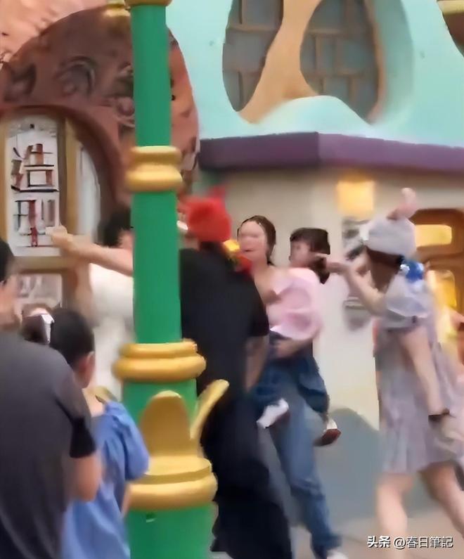 leyu.乐鱼迪士尼打斗后续：“兔子姐”衣服被扒目睹者发声孩子爸先入手